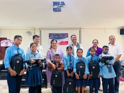 १० विद्यालयका ७० बालबालिकालाई शैक्षिक सामग्री प्रदान