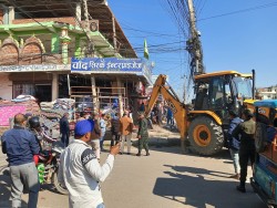 सडक पेटी अतिक्रम हटाउन नेपालगन्ज उपमहानगरले चलायो डोजर