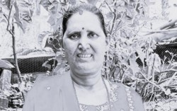 आमाको स्मृतिमा पत्रकार वीरेन्द्र र निशुले ३ लाखको 'विष्णादेवी जैसी स्मृतिकोष’ स्थापना गर्दै