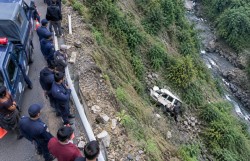 सल्यानमा बोलेरो दुर्घटना: दुईको मृत्यु, चार घाइतेको दाङमा उपचार हुँदै