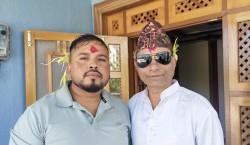 नेपालगन्जमा सामाजिक सद्भावको सन्देश दिँदै मुस्लिम युवा सफिक बेहनाले पनि लगाए दसैँको टीका