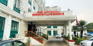 विशिष्ट पदाधिकारी र सरकारी कर्मचारीको इन्धन सुविधामा ठूलो कटौती, खर्च नियन्त्रणमा सरकारको कडाइ