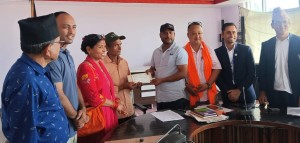 नेपालगञ्ज उपमहानगरपालिकामा ‘आवास बीमा’ लागू भएपछि पहिलो लाभग्राहीलाई बीमा दाबी भुक्तानी