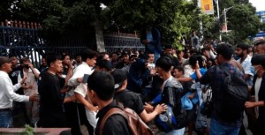 सैनिक मुख्यालय अगाडि जेन-जीहरुबिच कुटाकुट