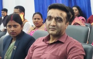 माओवादीका प्रदेश सांसदले आफ्नै मुखमा कालोमोसो दलेर गरे विरोध