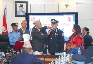 प्रहरीका नवनियुक्त आईजीपी कार्कीले लगाए दर्ज्यानी चिन्ह