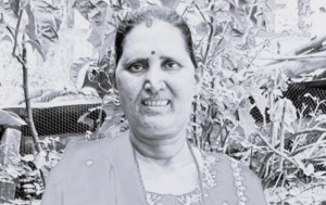 आमाको स्मृतिमा पत्रकार वीरेन्द्र र निशुले ३ लाखको 'विष्णादेवी जैसी स्मृतिकोष’ स्थापना गर्दै