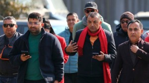 गगन थापासहितका नेताहरु पुगे निर्वाचन आयोग