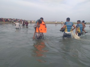 नरैनापुरमा राप्ती नदीमा डुबेर बेपत्ता भएका बालकको शवलाई सशस्त्र प्रहरीले निकाल्यो