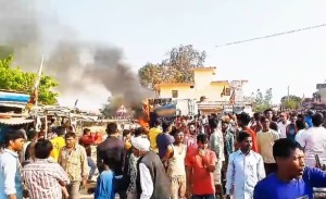 ट्यांकरको ठक्करले दुई बालकको मृत्यु भएपछि बेतहनी तनावग्रस्त, गरियो आगजनी