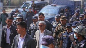 राजावादीको तोडफोडबाट भएको क्षतिको अनुगमन गर्न तीनकुने पुगे गृहमन्त्री