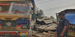ब्रेक फेल भएको ट्रकले भत्कायो दाउन्नेको होटेल