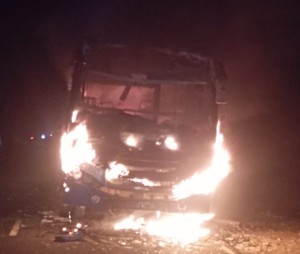 राप्तीसोनारीको ढलैया जंगलमा बसमा आगलागी,बस जलेर नष्ट