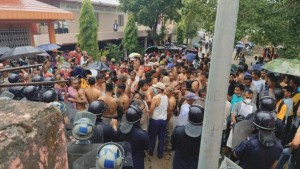 गुठी पीडित किसानमाथि प्रहरीले हान्यो १० राउन्ड अश्रुग्यास