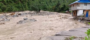 दोलखामा आएको बाढीमा एक महिला बेपत्ता, तीन घर बगे