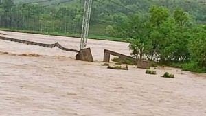 दाङमा बबईको बाढीले दंगीशरणको पुलको पिलर बगाएपछि आवतजावत बन्द