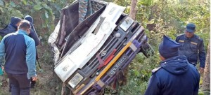 बर्दिया जाँदै गरेको हायस दाङमा दुर्घटना,२ जनाको मृत्यु,१२ घाइते