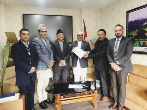 तुलसीपुर विमानस्थल स्तरोन्नतीका लागि दाङका दुई नेता एक ढिक्का: पर्यटनमन्त्रीलाई बुझाइयो संयुक्त निवेदन
