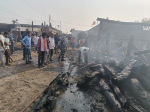 नरैनापुरमा भीषण आगलागी,१७ बढी घरगोठ जलेर नष्ट