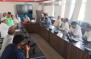 नेपालगञ्ज उपमहानगरपालिकाले विपद प्रभावितलाई राहत प्रदान गर्दै