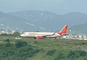 भारत उड्न लागेको एयर इन्डियाको जहाजमा समस्या आएपछि रनवेबाट फर्काइयो