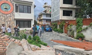 ललितपुर महानगरले चलायो अख्तियार आयुक्तको घरमा डोजर