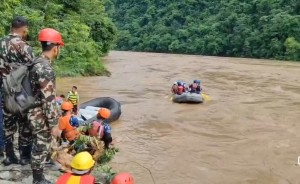 बेपत्ता दुई यात्रुबाहक बस खोज्न सुरक्षाफौज त्रिशुलीमा (फोटोफिचर)
