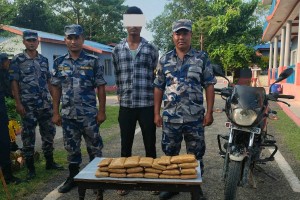 सशस्त्र प्रहरीले नियन्त्रणमा लियो साढे ९ किलो चरेस, २० वर्षीय भारतीय युवक पक्राउ 