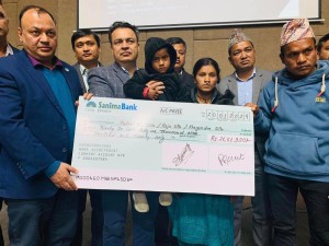 कंगोमा ज्यान गुमाएका डोटीका सुरेश सिल्लाको परिवारलाई एनआरएनएबाट साढे २६ लाख रुपैयाँ हस्तान्तरण