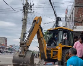 फुटपाथ निर्माण गर्न नेपालगञ्जको धम्बोझी-पुष्पलाल सडक-खण्डमा पनि डोजर चल्यो