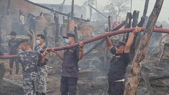 नरैनापुरको गेग्ली गाउँमा भीषण  आगलागी: १५ घर र गोठ जले,, ५ घण्टापछि नियन्त्रण