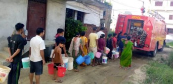 खानेपानीको अभाव भएपछि दैनिक १ लाख पानी वितरण गर्दै नेपाली सेना
