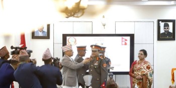 सशस्त्र प्रहरी बलका आईजीपी नारायणदत्त पौडेलले लगाए दर्ज्यानी चिन्ह