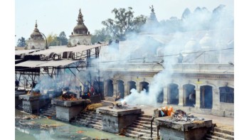 आर्यघाटमा जलाउँदै गरेको शवबाट मासु र हड्डी बेचेको आरोपमा दुई जना पक्राउ