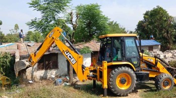 कोहलपुरमा अतिक्रमण गरेर बनाइएका १०८ घरटहरा भत्काइयो