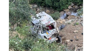 दाङ आउँदै गरेको फोर्स गाडी सल्यानमा दुर्घटना,३ जनाको मृत्यु