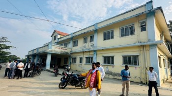 अस्पतालको भवनबाट सेवा दिँदै गाउँपालिका