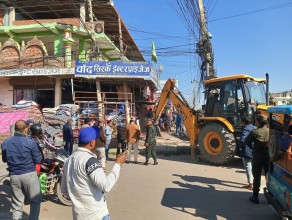 सडक पेटी अतिक्रम हटाउन नेपालगन्ज उपमहानगरले चलायो डोजर