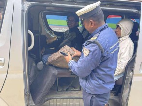 बाँके ट्राफिक प्रहरीले हटायो ३ सय गाडीमा राखिएका ४६७ अवैध सिट