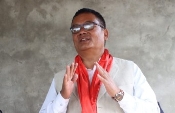 बाँके–३ का कांग्रेस उम्मेदवार अमरसिंह पुनद्वारा खजुरा–५ मा मतदाता भेटघाट