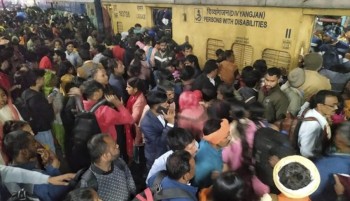 नयाँ दिल्ली रेल्वे स्टेसनमा भागदौड मच्चिँदा १८ जनाको मृत्यु