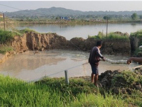 एक्कासी सडक भासिएपछि रोकिराखेको बोलेरो जमिनभित्रै बेपत्ता