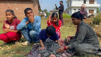 सहयोग जुटाएर तुलसीपुरका एका घरका चार दृष्टिविहीनलाई आवास बनाइँदै
