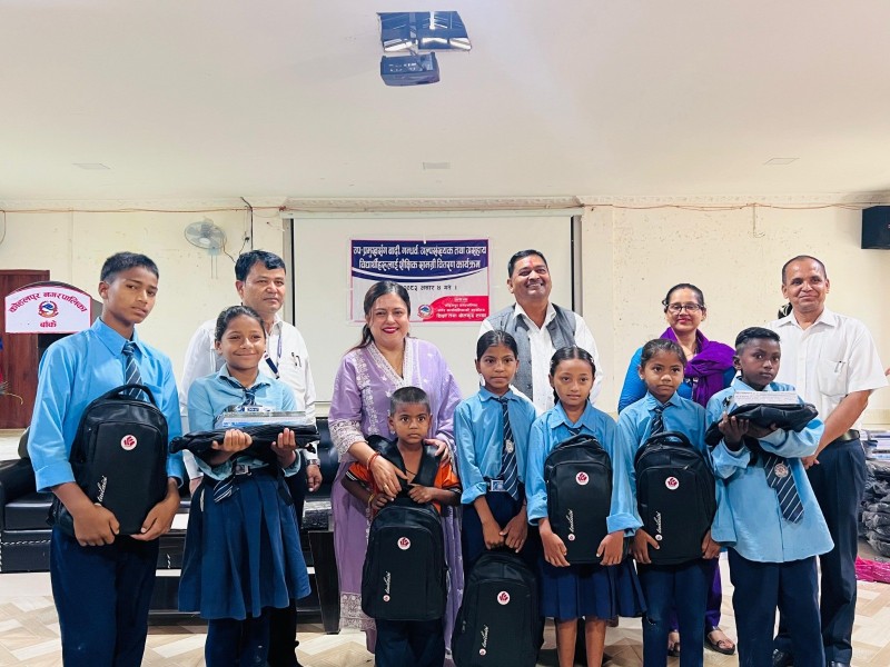 १० विद्यालयका ७० बालबालिकालाई शैक्षिक सामग्री प्रदान