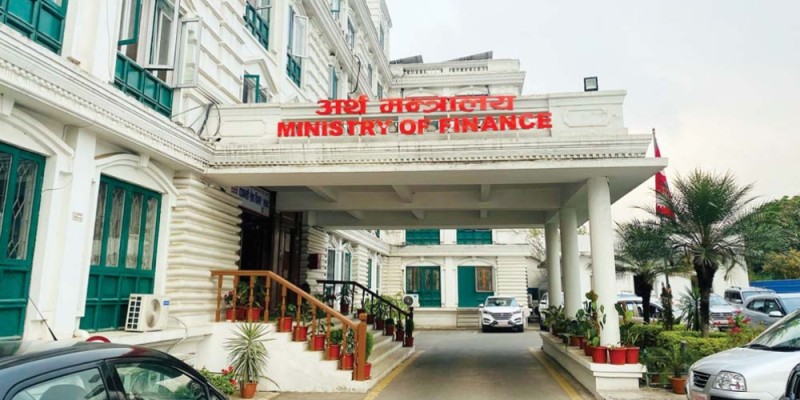 विशिष्ट पदाधिकारी र सरकारी कर्मचारीको इन्धन सुविधामा ठूलो कटौती, खर्च नियन्त्रणमा सरकारको कडाइ