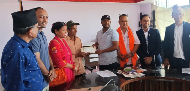 नेपालगञ्ज उपमहानगरपालिकामा ‘आवास बीमा’ लागू भएपछि पहिलो लाभग्राहीलाई बीमा दाबी भुक्तानी