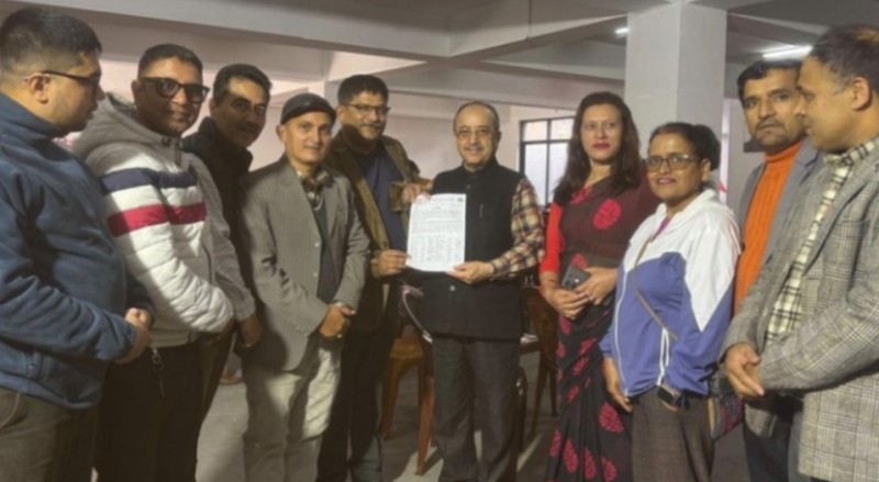 निर्वाचनअघि नै नेपाली कांग्रेसको महाधिवेशन गर्न माग गर्दै बुझाइयो ज्ञापनपत्र