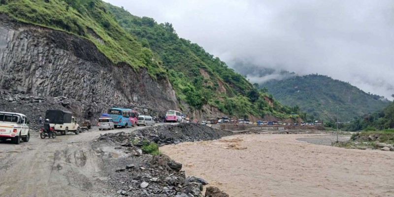 वर्षा र पहिराले देशका प्रमुख राजमार्ग अवरुद्ध, यात्रा गर्नुअघि सतर्कता अपनाउन आग्रह