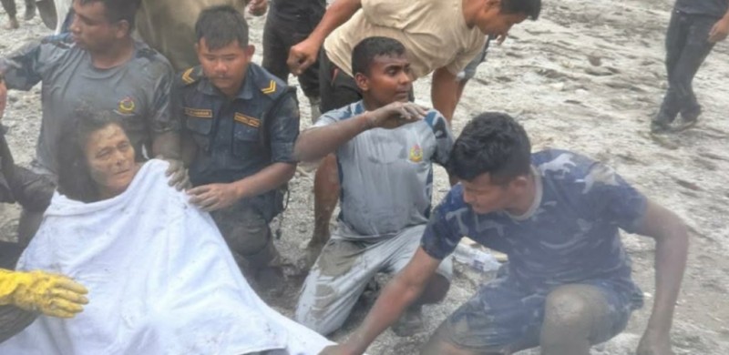 बाढीले पुरिएको घरबाट ११ औं दिनमा ६४ वर्षीया महिलाको जीवितै उद्धार