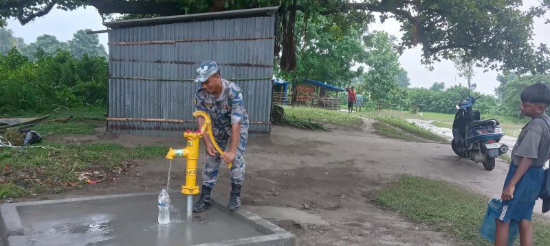 आमाको स्मृतिमा सीमावर्ती क्षेत्रमा धारा, पर्यटकदेखि सुरक्षाकर्मीसम्मलाई खानेपानीको सुविधा